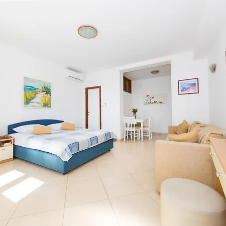 Lacroma Apartament *