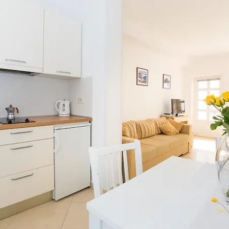 Lacroma Apartament *