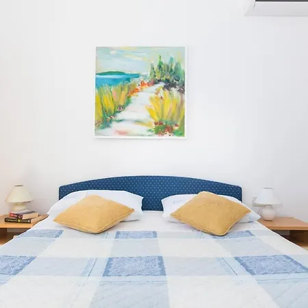 Lacroma Apartment