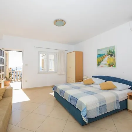 Lacroma Apartment