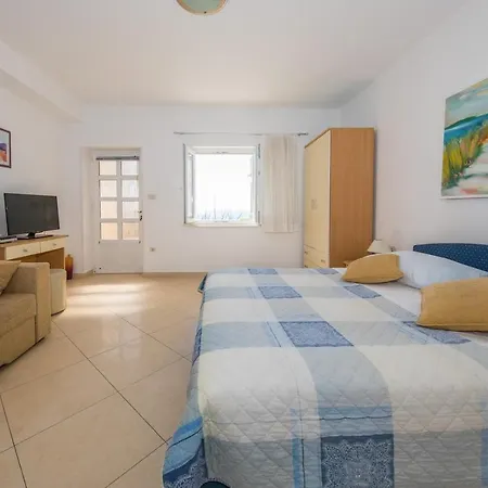 Apartment Lacroma *