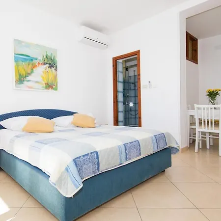 Lacroma Apartment