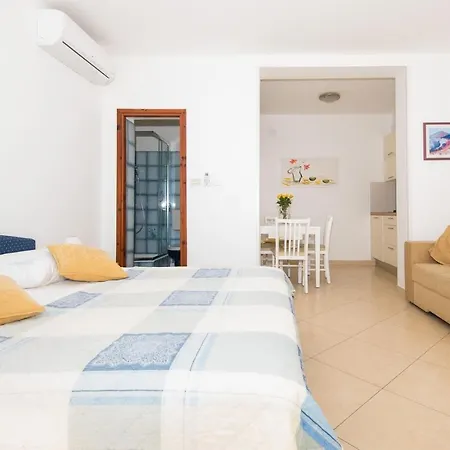 Lacroma Apartment *