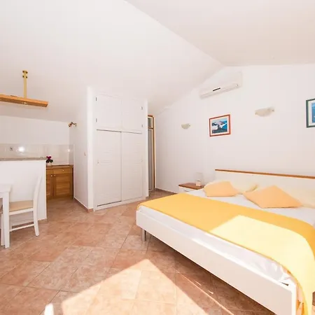 Lacroma Apartment *