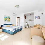 Lacroma Apartman *