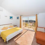 Lacroma Apartman *