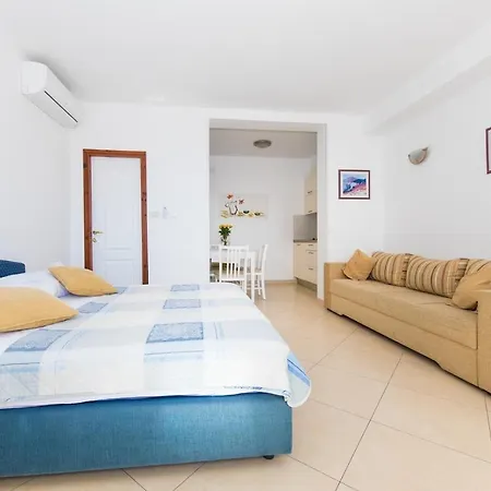 Lacroma Apartman *
