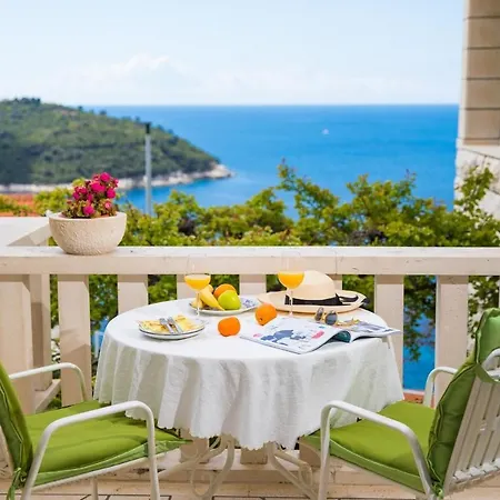 Lacroma Apartament *