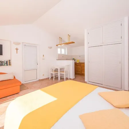 Apartament Lacroma *